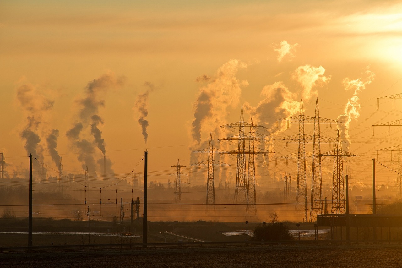 工業地域からのガスが大気汚染を引き起こしている写真。