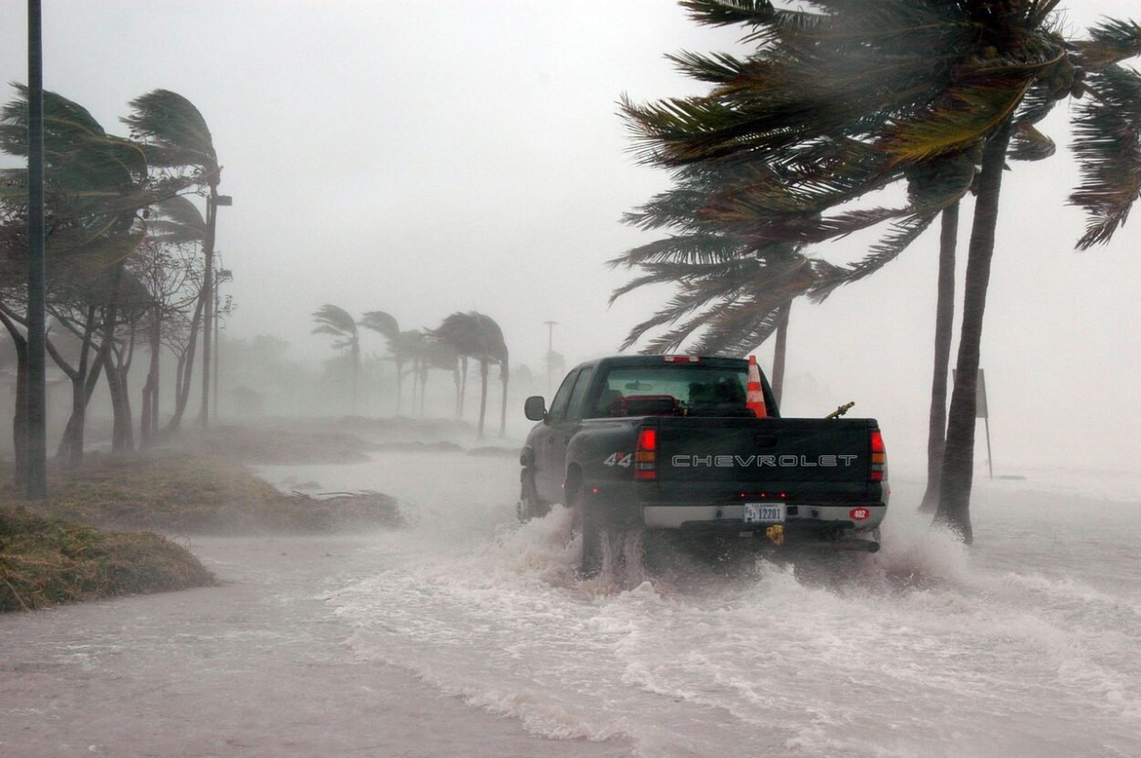 高潮によって被害を受ける沿岸の車の写真。